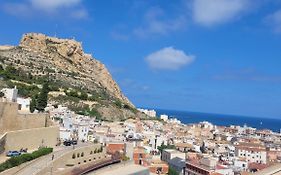 Corazon De Alicante Con Vistas Al Mar Y Al Castillo