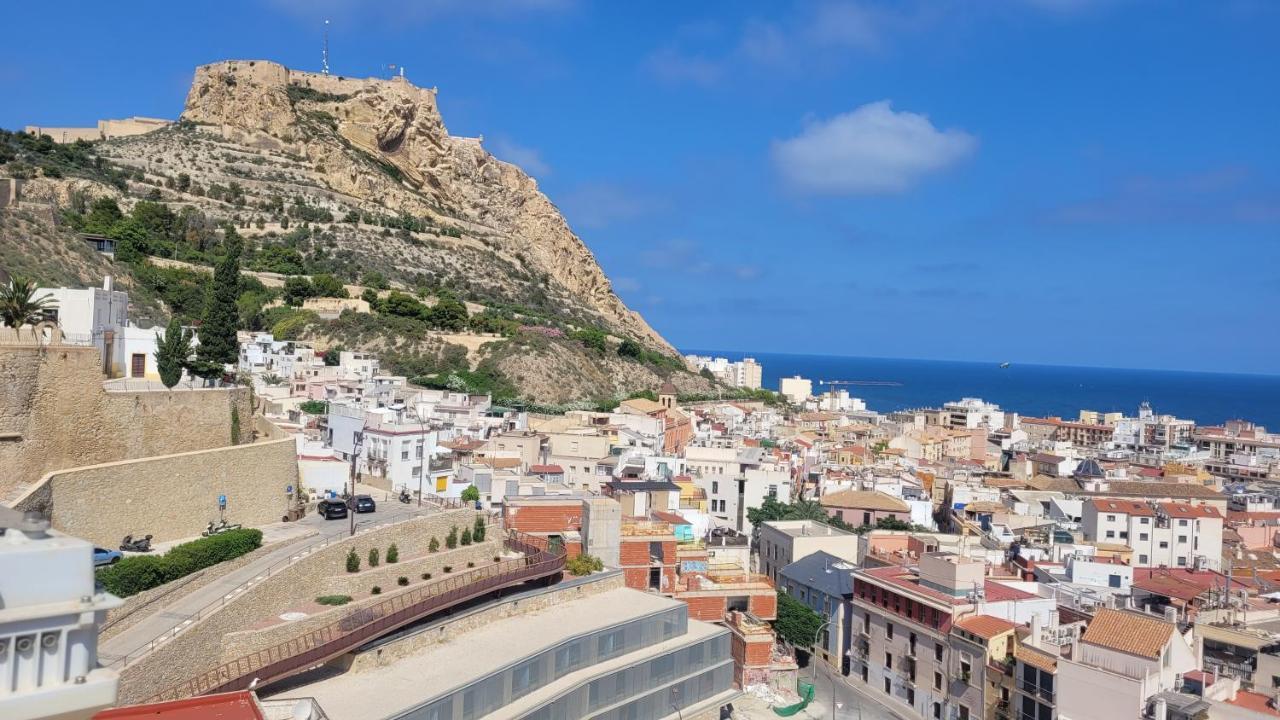 Corazon De Alicante Con Vistas Al Mar Y Al Castillo Esterno foto