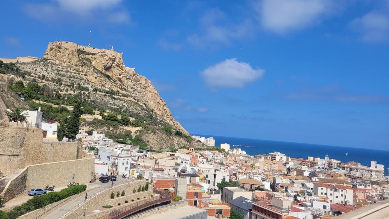 Corazon De Alicante Con Vistas Al Mar Y Al Castillo Esterno foto