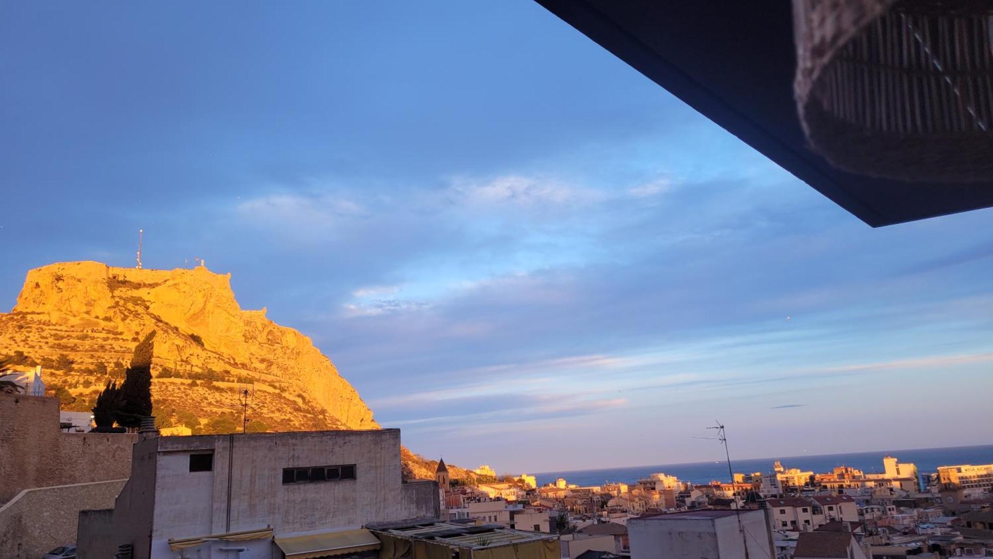 Corazon De Alicante Con Vistas Al Mar Y Al Castillo Esterno foto